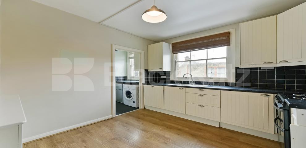 			NEW INSTRUCTION, 3 Bedroom, 1 bath, 1 reception Apartment			 Herne Hill Road, Loughborough Junction / Brixton
